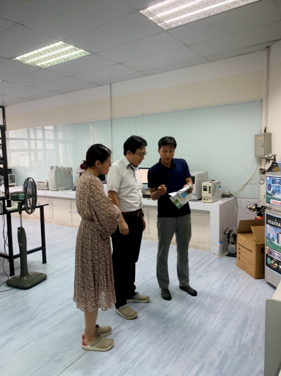 Ngài Yasunobu Tsukio tham quan phòng thí nghiệm