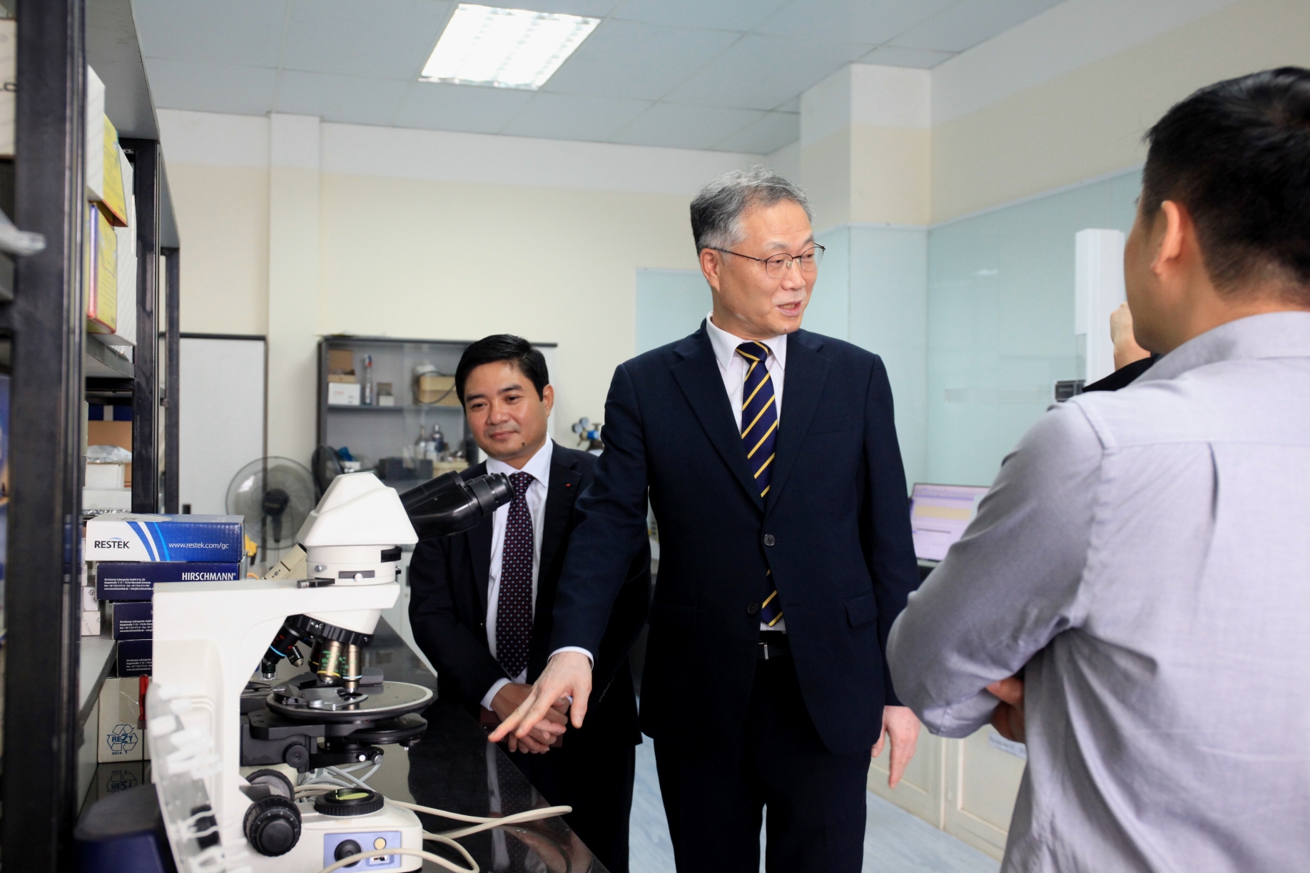 Phòng thí nghiệm Quang phổ và Điện hóa
