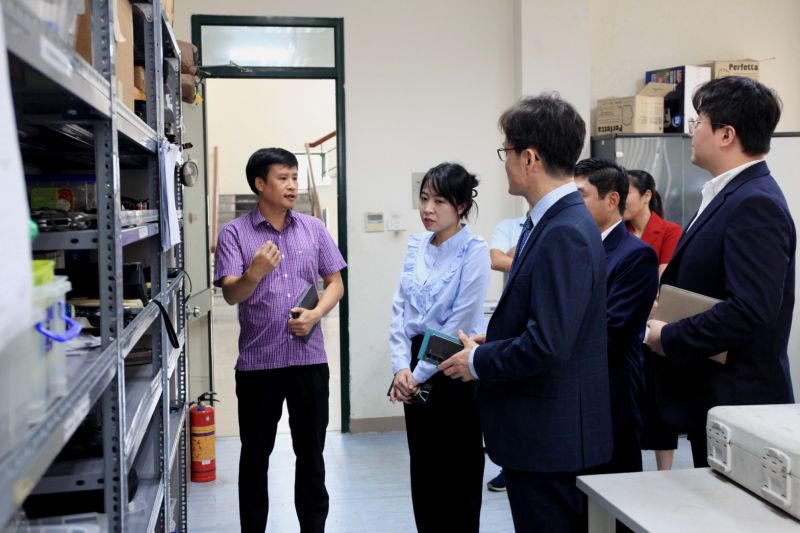 Đo&agrave;n c&aacute;n bộ Cơ quan An to&agrave;n vệ sinh lao động H&agrave;n Quốc (KOSHA) thăm v&agrave; l&agrave;m việc với Trạm Quan trắc v&agrave; Ph&acirc;n t&iacute;ch m&ocirc;i trường lao động