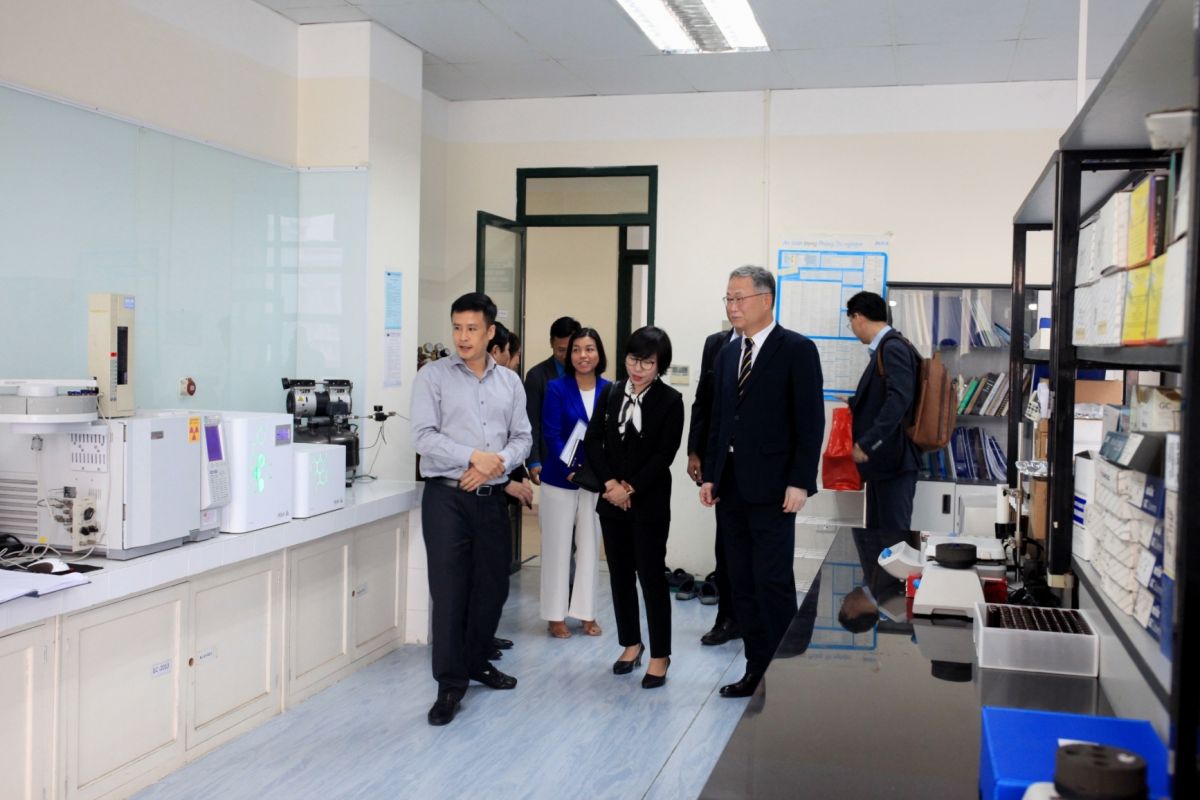 Chủ tịch KOSHA - Ahn Yong Ju thăm quan Ph&ograve;ng th&iacute; nghiệm của Trạm Quan trắc v&agrave; Ph&acirc;n t&iacute;ch m&ocirc;i trường lao động