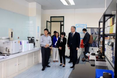 Chủ tịch KOSHA - Ahn Yong Ju thăm quan Ph&ograve;ng th&iacute; nghiệm của Trạm Quan trắc v&agrave; Ph&acirc;n t&iacute;ch m&ocirc;i trường lao động