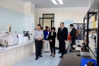 Chủ tịch KOSHA - Ahn Yong Ju thăm quan Ph&ograve;ng th&iacute; nghiệm của Trạm Quan trắc v&agrave; Ph&acirc;n t&iacute;ch m&ocirc;i trường lao động