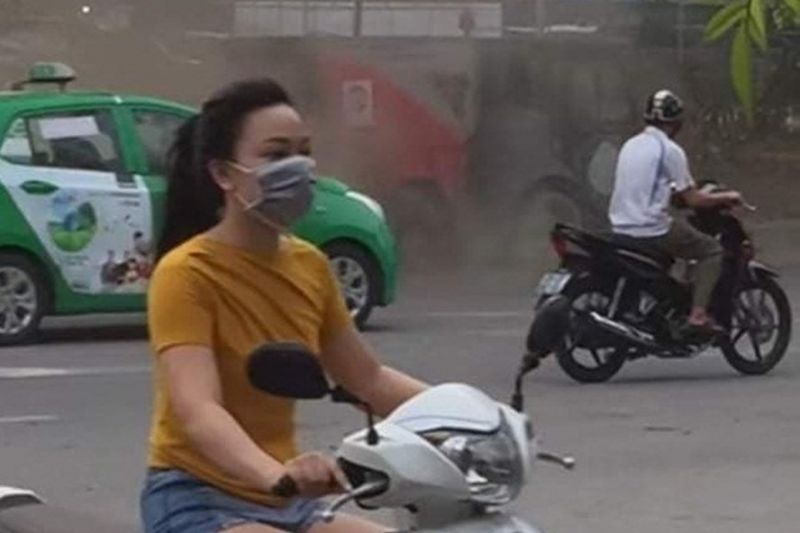 &Ocirc; nhiễm gia tăng, H&agrave; Nội cần t&aacute;i khởi động rửa đường bằng xe chuy&ecirc;n dụng