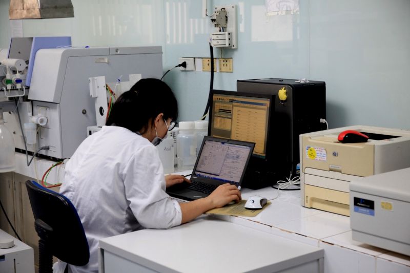 Nghi&ecirc;n cứu ph&acirc;n t&iacute;ch đồng thời polybrom diphenylete (PBDEs), hydrocacbon thơm đa v&ograve;ng (PAHs) v&agrave; polyclo biphenyl (PCBs) trong mẫu bụi bằng phương ph&aacute;p sắc k&yacute; kh&iacute; khối phổ (GC-MS)