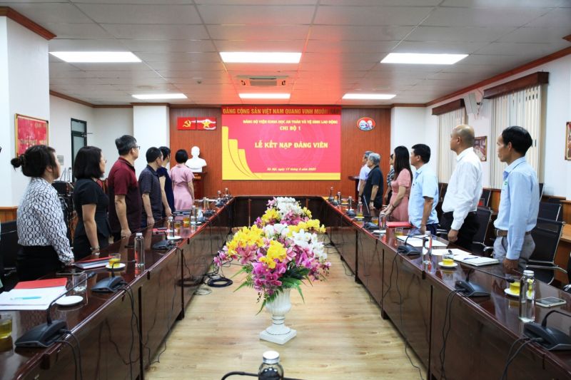 Lễ kết nạp Đảng vi&ecirc;n mới Chi bộ 1 &ndash; Chi bộ Trạm quan trắc v&agrave; Ph&acirc;n t&iacute;ch m&ocirc;i trường lao động