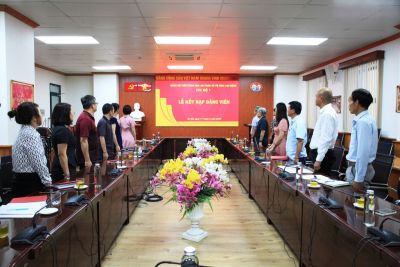 Lễ kết nạp Đảng vi&ecirc;n mới Chi bộ 1 &ndash; Chi bộ Trạm quan trắc v&agrave; Ph&acirc;n t&iacute;ch m&ocirc;i trường lao động