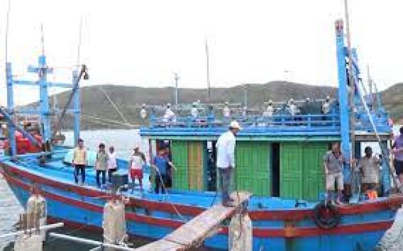 M&ocirc;i trường lao động của ngư d&acirc;n tr&ecirc;n t&agrave;u đ&aacute;nh bắt xa bờ v&ugrave;ng biển miền Trung Việt Nam