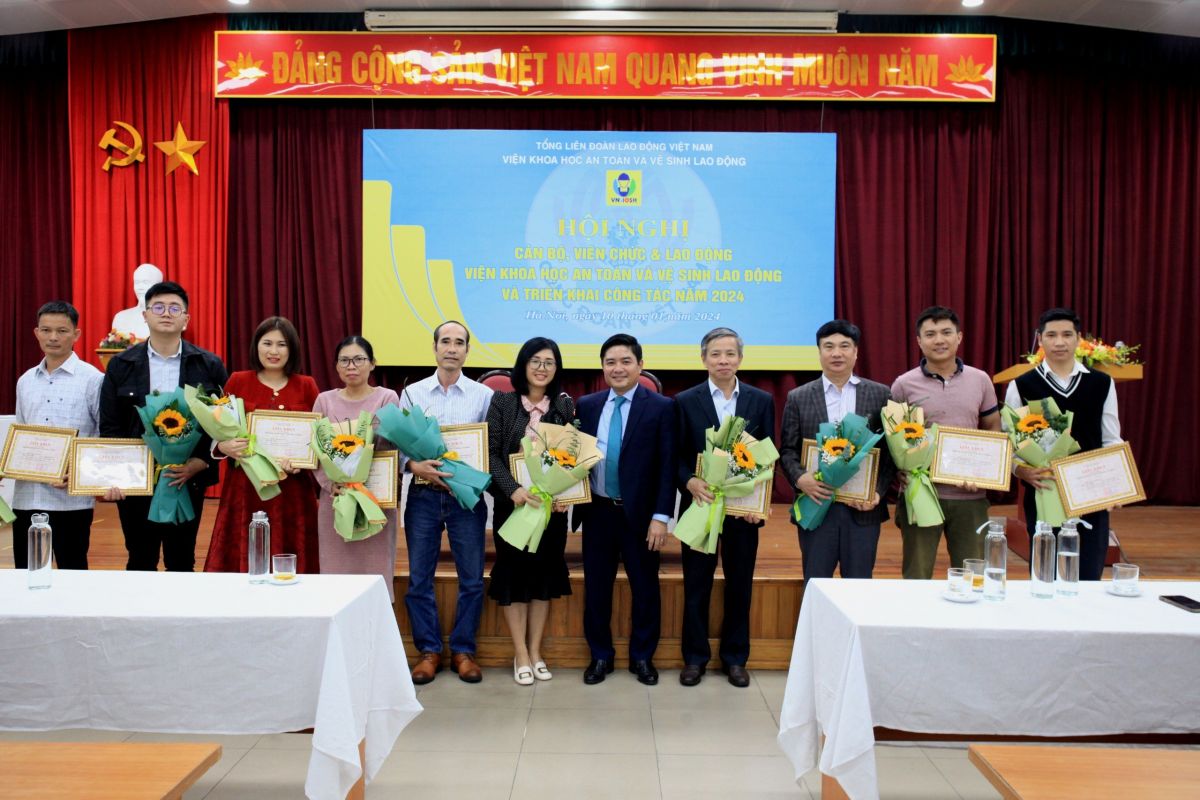 Hội nghị c&aacute;n bộ, vi&ecirc;n chức &amp; lao động Viện Khoa học An to&agrave;n v&agrave; Vệ sinh lao động v&agrave; triển khai c&ocirc;ng t&aacute;c năm 2024